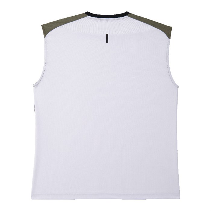 SLEVELESS TOP